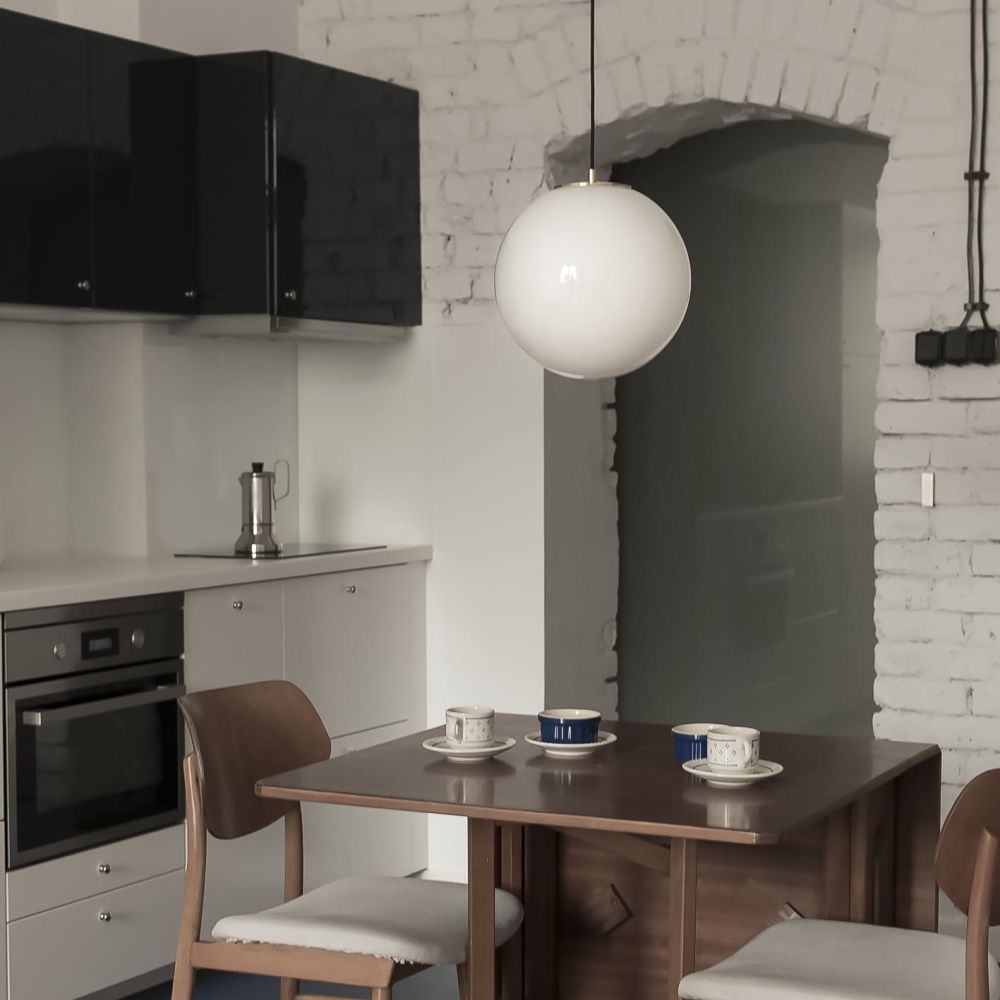 Szklana Lampa Wisząca / Biała Kula / Embassy Interiors