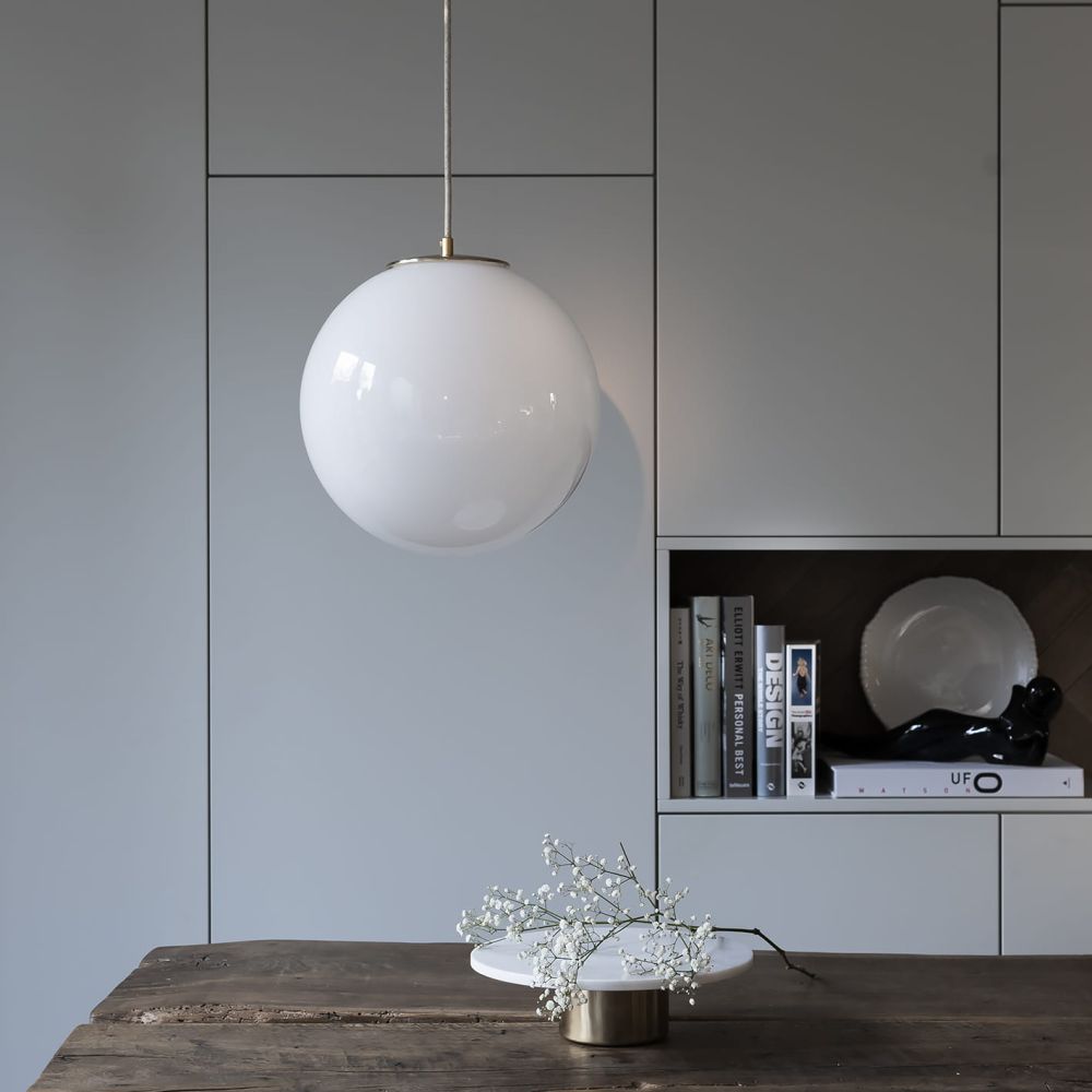 Szklana Lampa Wisząca / Biała Kula / Embassy Interiors
