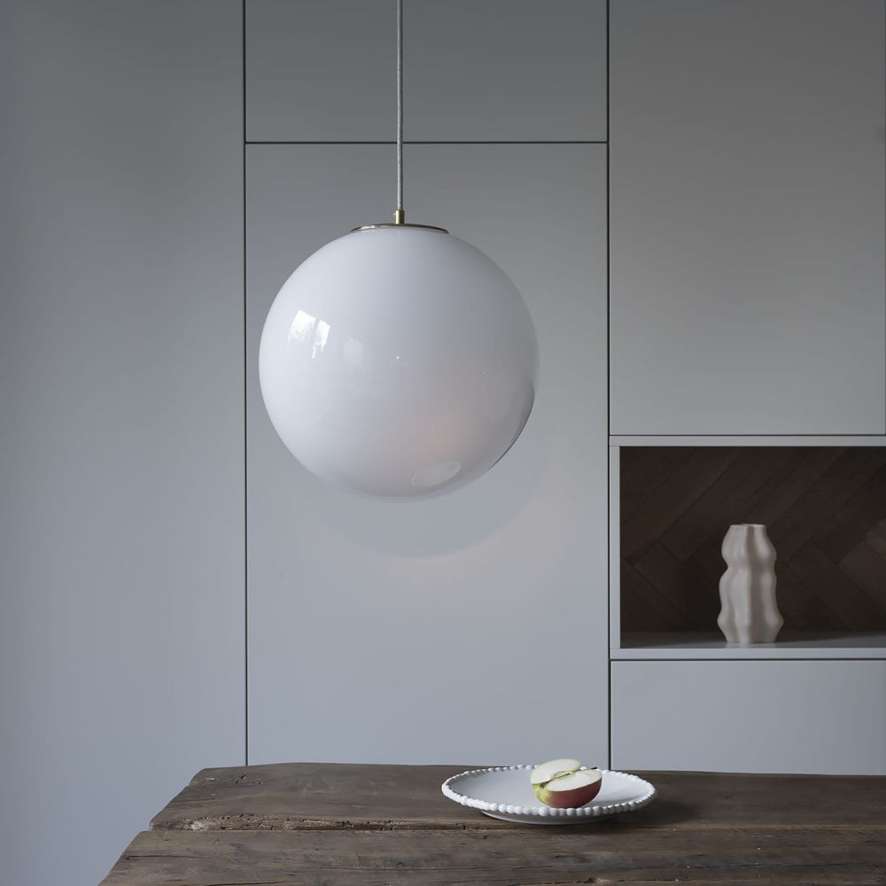 Szklana Lampa Wisząca / Biała Kula / Embassy Interiors