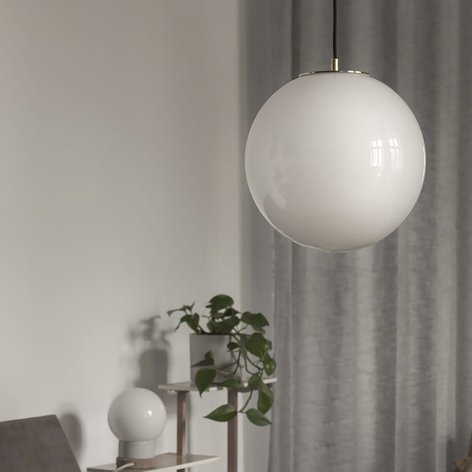 Szklana Lampa Wisząca / Biała Kula / Embassy Interiors