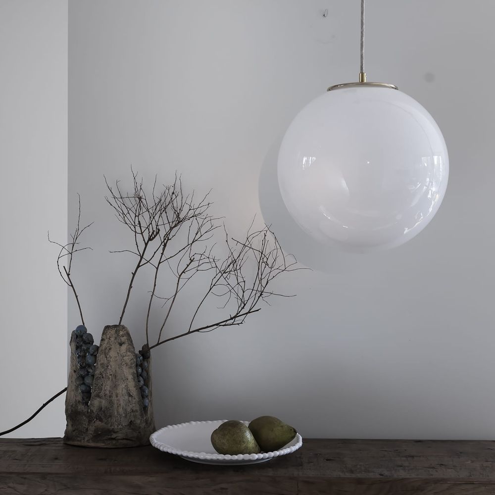 Szklana Lampa Wisząca / Biała Kula / Embassy Interiors