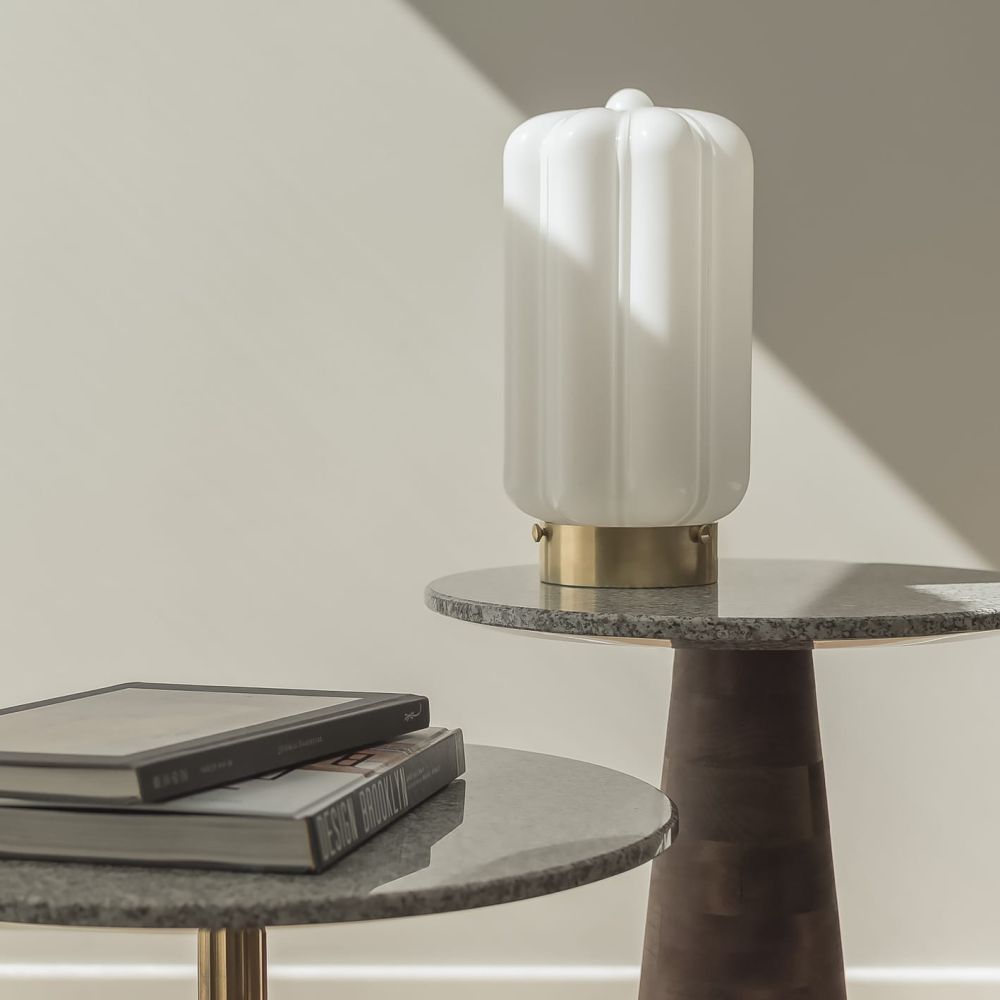 Szklana Lampa Stołowa / Deco Opalowe / Embassy Interiors
