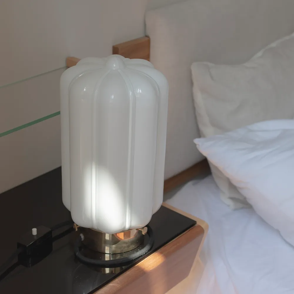 Szklana Lampa Stołowa / Deco Opalowe / Embassy Interiors