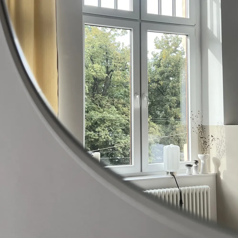 Szklana Lampa Stołowa / Deco Opalowe / Embassy Interiors