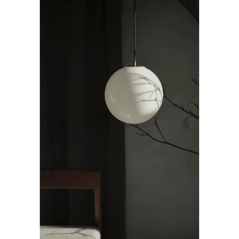 Szklana Lampa Wisząca / Biała Kula / Embassy Interiors