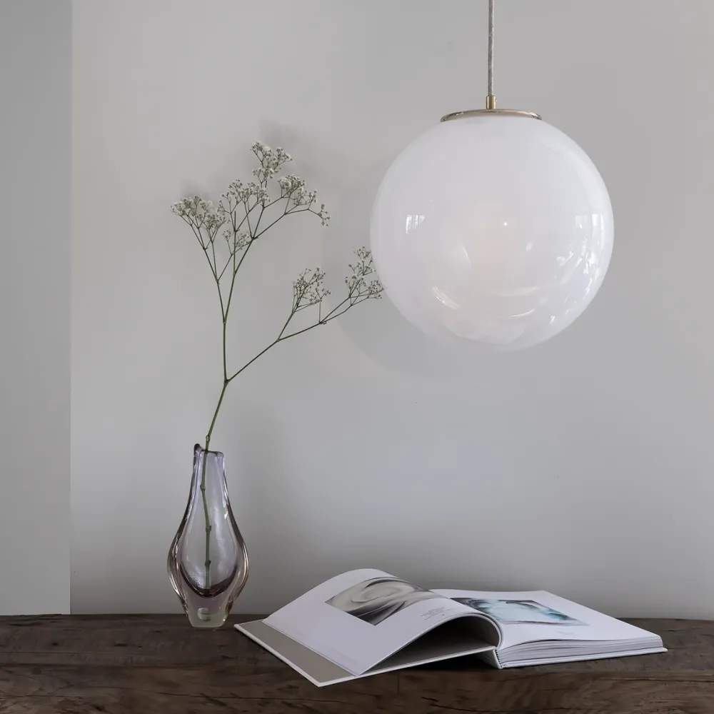 Szklana Lampa Wisząca / Biała Kula / Embassy Interiors