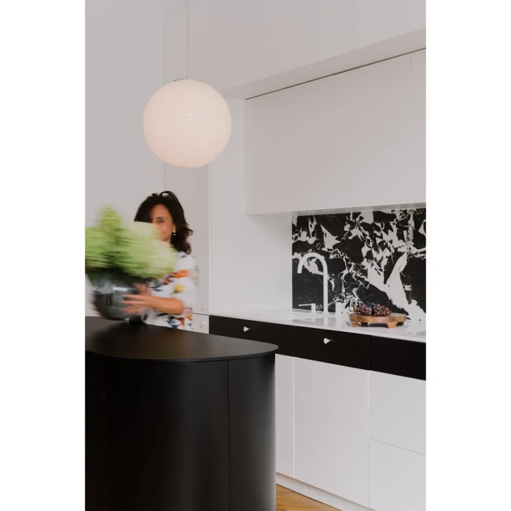 Szklana Lampa Wisząca / Biała Kula / Embassy Interiors