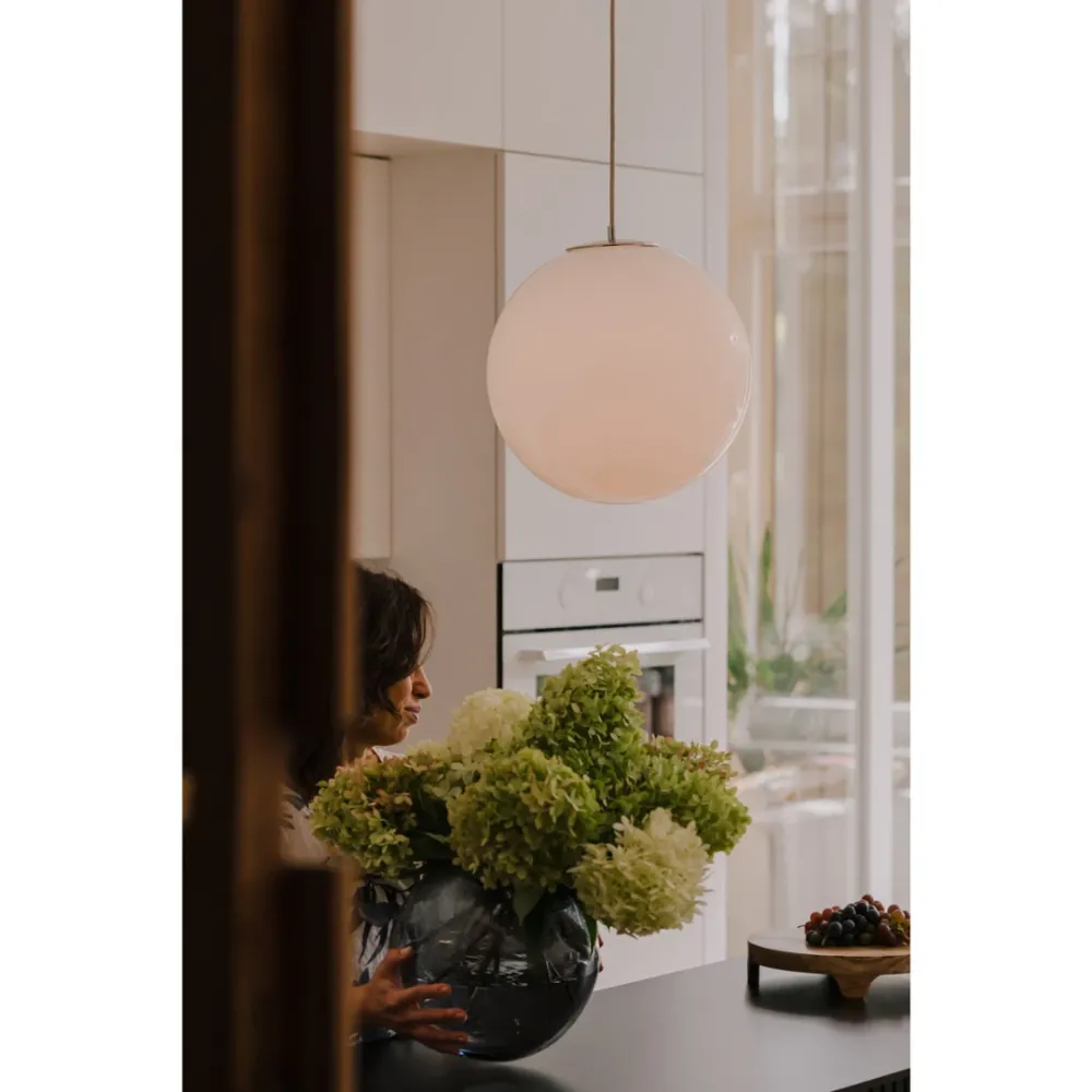 Szklana Lampa Wisząca / Biała Kula / Embassy Interiors