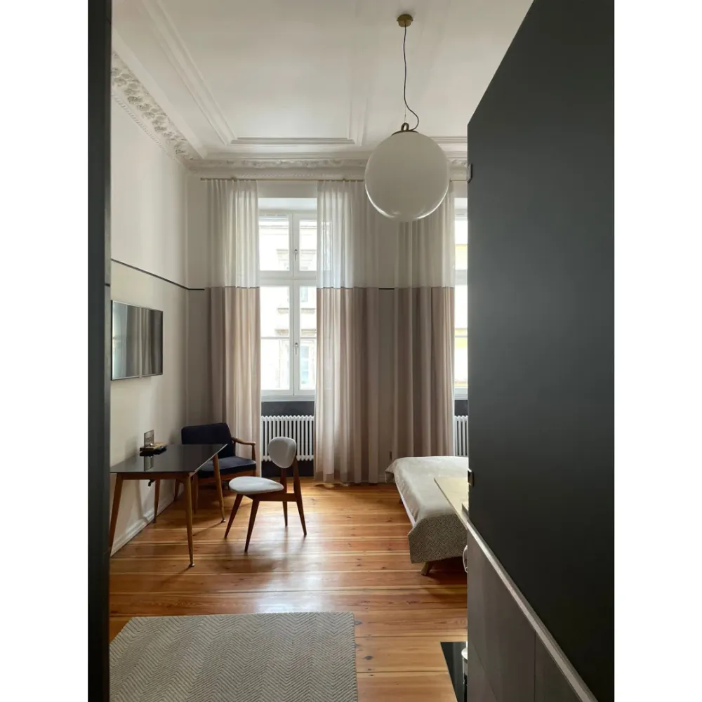 Szklana Lampa Wisząca Duża / Biała Kula / Embassy Interiors