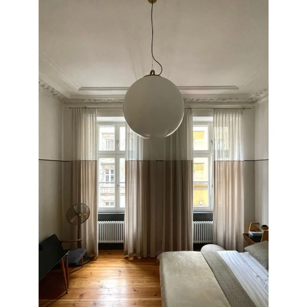 Szklana Lampa Wisząca Duża / Biała Kula / Embassy Interiors