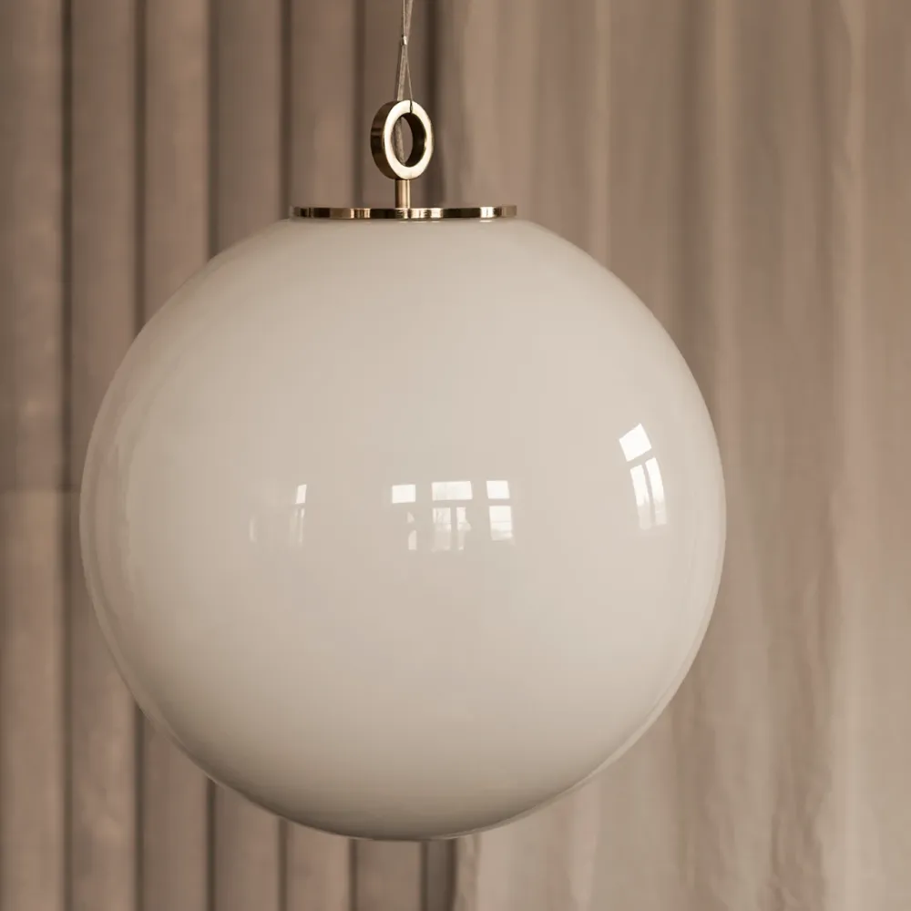 Szklana Lampa Wisząca Duża / Biała Kula / Embassy Interiors