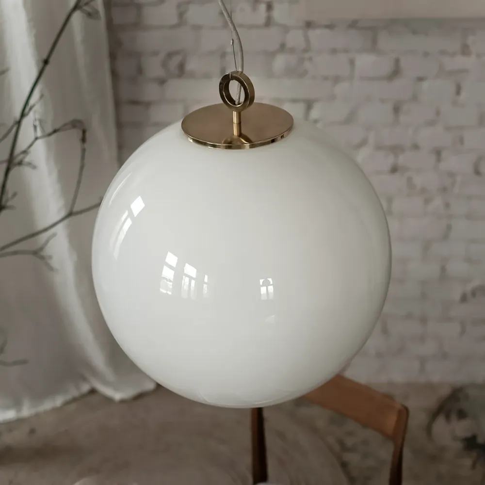 Szklana Lampa Wisząca Duża / Biała Kula / Embassy Interiors