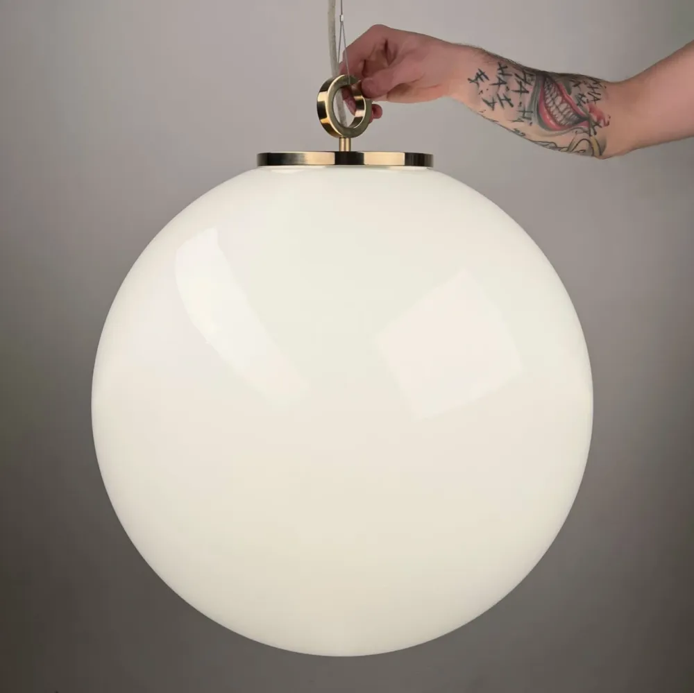 Szklana Lampa Wisząca Duża / Biała Kula / Embassy Interiors