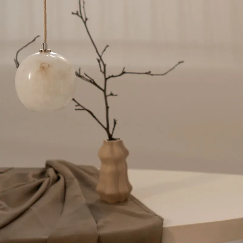 Alabastrowy Żyrandol / Selene, konstelacja triadyczna / Embassy Interiors