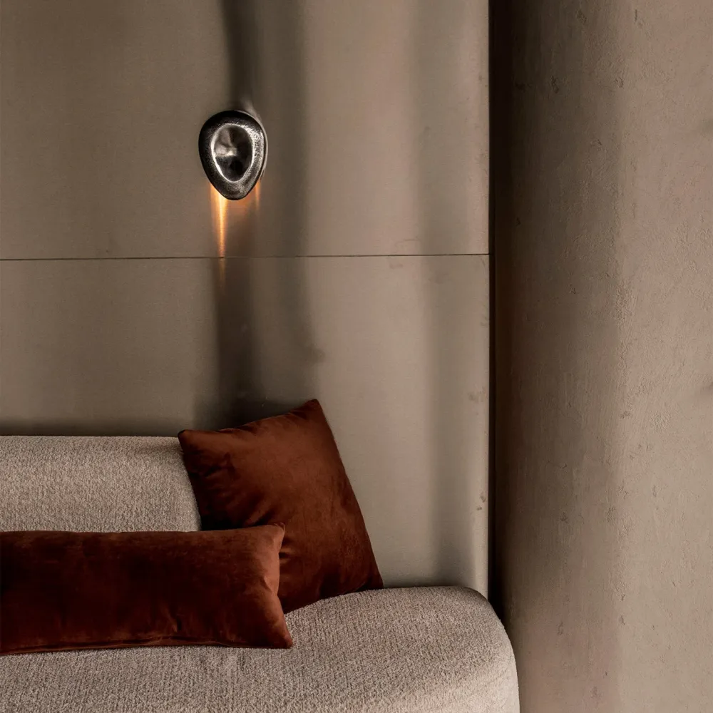 Aluminiowy Kinkiet Deimos / Embassy Interiors