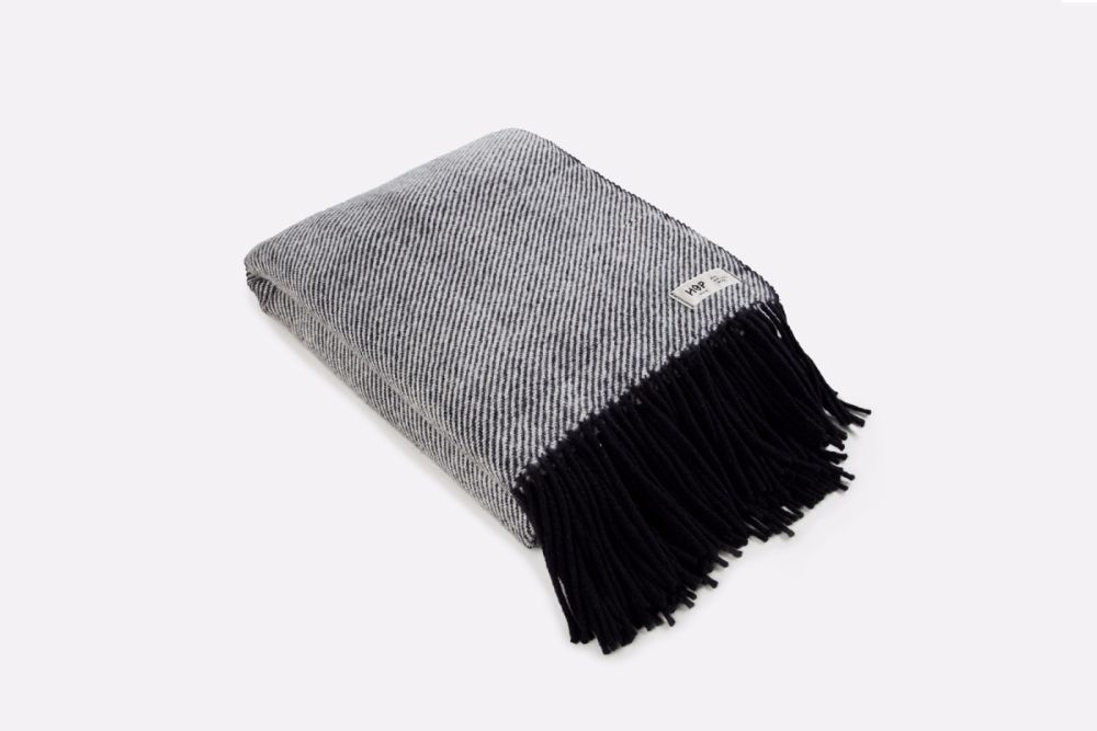 Wełniany koc RURU / czarny / HOP Design