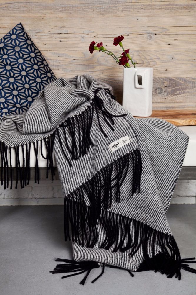 Wełniany koc RURU / czarny / HOP Design
