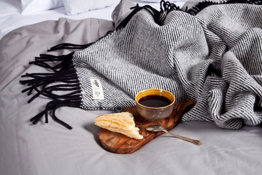 Wełniany koc RURU / czarny / HOP Design